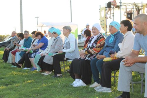 В микрорайоне Монолит отметили Праздник двора с песнями, танцами и подарками