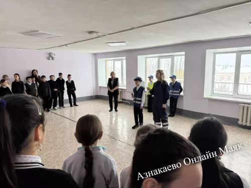 Юные инспекторы движения напомнили школьникам о зимних ПДД