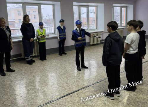 Юные инспекторы движения напомнили школьникам о зимних ПДД