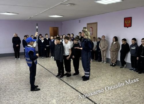 Юные инспекторы движения напомнили школьникам о зимних ПДД