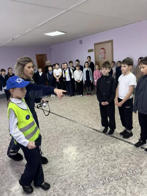 Юные инспекторы движения напомнили школьникам о зимних ПДД
