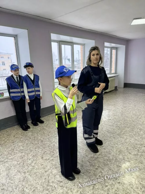 Юные инспекторы движения напомнили школьникам о зимних ПДД