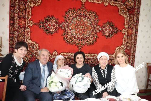 Учитель-юбиляр принимает поздравления