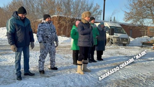 На хоккейной площадке в Алькеево разгорелись горячие спортивные страсти