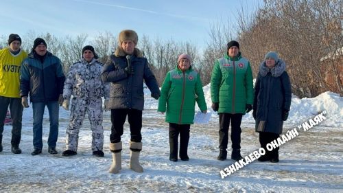 На хоккейной площадке в Алькеево разгорелись горячие спортивные страсти