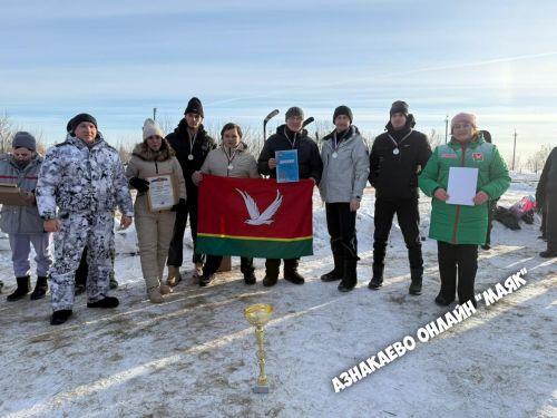 На хоккейной площадке в Алькеево разгорелись горячие спортивные страсти