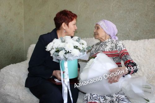 Азнакайның Ак әбисе Фәүзия Миргалиева 100 яшен тутырды