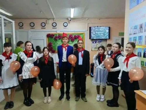 Вечер школьных друзей: выпускники вернулись в родные стены