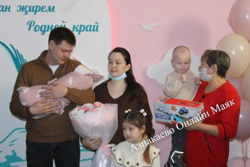 Первую новорожденную 2026 года в Азнакаевском роддоме торжественно выписали домой