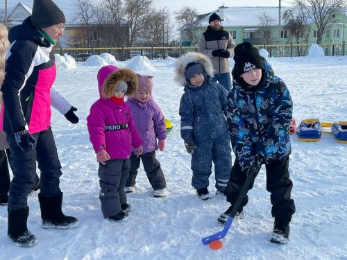 «Ура, зима, каникулы!»: спортивный праздник объединил детей и родителей