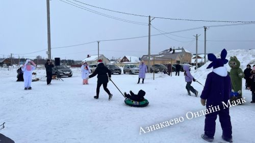 Зимние встречи: как в микрорайоне «Монолит» встретили Новый год