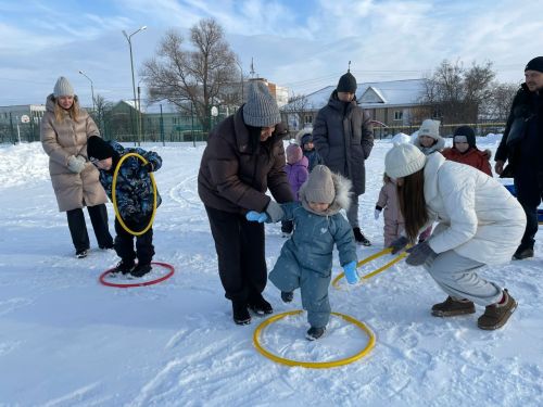 «Ура, зима, каникулы!»: спортивный праздник объединил детей и родителей