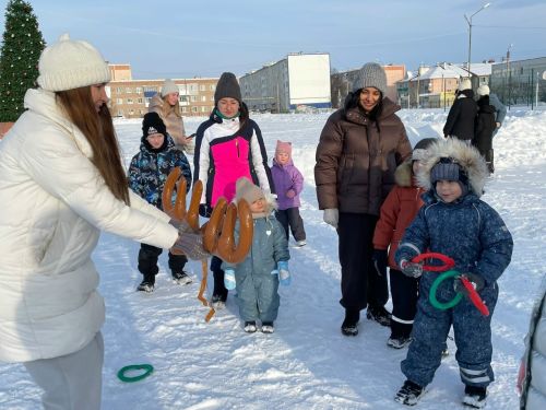 «Ура, зима, каникулы!»: спортивный праздник объединил детей и родителей