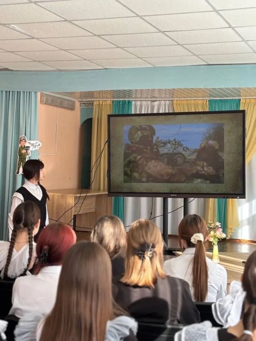В азнакаевской школе №8 прошел Парламентский урок, посвященный Году воинской и трудовой доблести