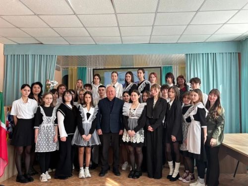 В азнакаевской школе №8 прошел Парламентский урок, посвященный Году воинской и трудовой доблести