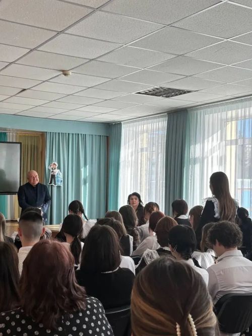 В азнакаевской школе №8 прошел Парламентский урок, посвященный Году воинской и трудовой доблести