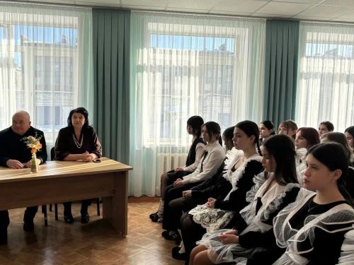 В азнакаевской школе №8 прошел Парламентский урок, посвященный Году воинской и трудовой доблести