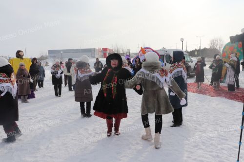 Блины, чай и хороводы: в Азнакаево шумно и весело встретили Масленицу и зимний фестиваль «Күрше чәе»