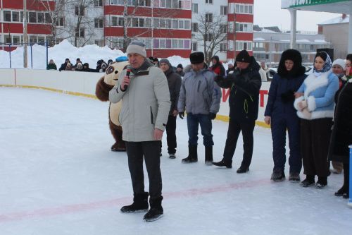 В пгт Актюбинский почтили подвиг земляка хоккейным турниром
