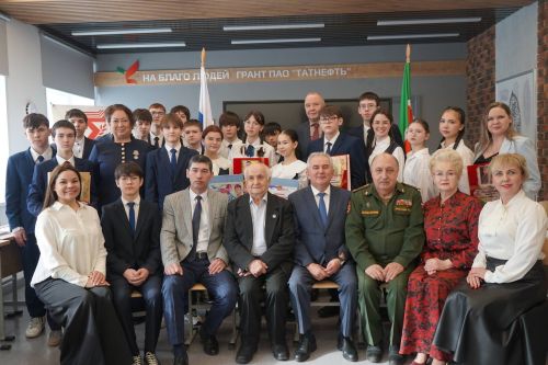 «Трудом и ратным подвигом Отечество мы славим!»: в азнакаевской гимназии прошел Парламентский урок