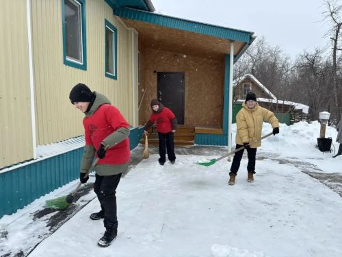 Волонтеры азнакаевской школы помогают пожилым людям