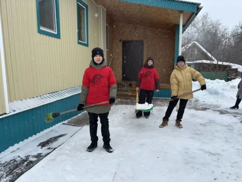 Волонтеры азнакаевской школы помогают пожилым людям