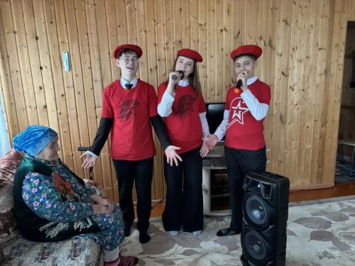 Волонтеры азнакаевской школы помогают пожилым людям