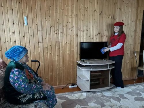Волонтеры азнакаевской школы помогают пожилым людям