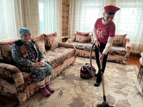Волонтеры азнакаевской школы помогают пожилым людям