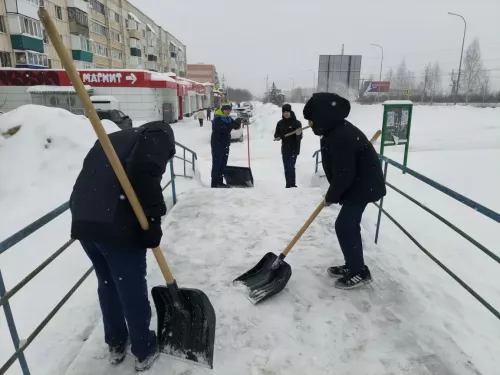 «Снежный десант» школы №1 вышел на помощь коммунальщикам