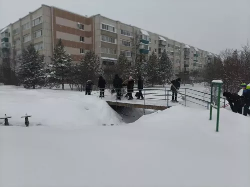 «Снежный десант» школы №1 вышел на помощь коммунальщикам
