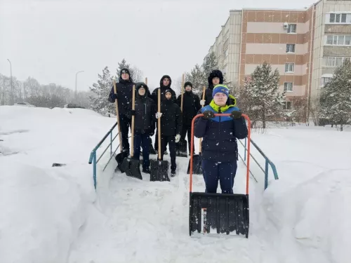 «Снежный десант» школы №1 вышел на помощь коммунальщикам