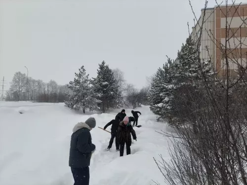 «Снежный десант» школы №1 вышел на помощь коммунальщикам