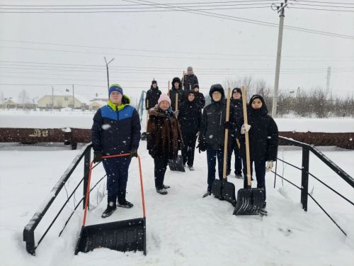 «Снежный десант» школы №1 вышел на помощь коммунальщикам