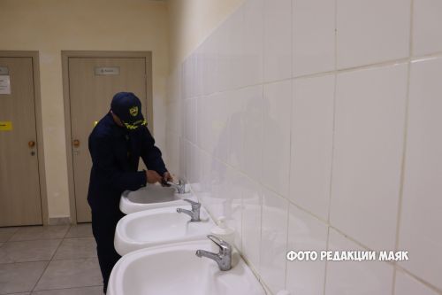 Выполнив долг перед Родиной, продолжает трудовой путь