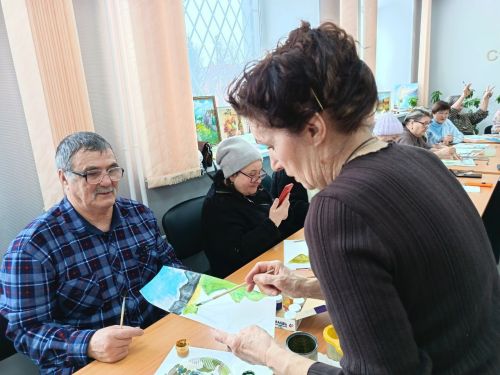 Центр общения старшего поколения в Азнакаево: выставка живописи и мастер-класс к празднику весны