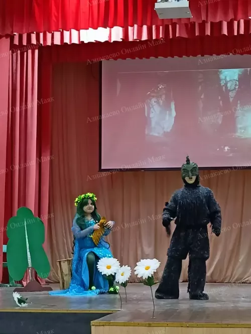 Азнакайда узган театр фестивале балаларны бер сәхнәгә җыйды
