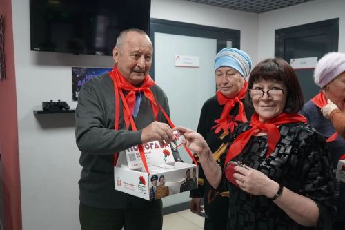 Красная гвоздика: память и забота
