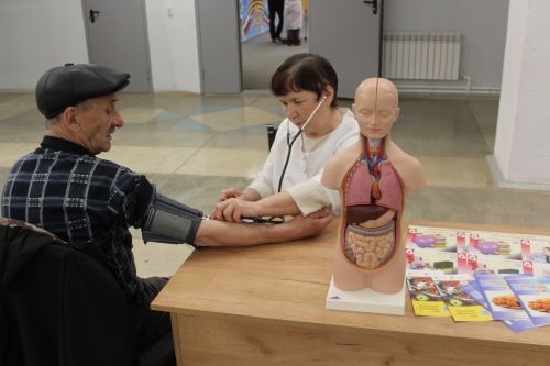Гипертония, клещи и здоровый образ жизни: в Актюбинском прошла выездная Школа здоровья