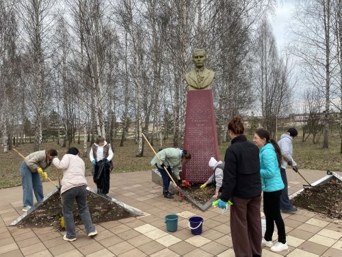Всероссийский день заботы о памятниках: сотрудники Культурного центра привели в порядок парк Тарсус