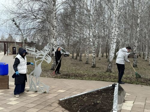 Всероссийский день заботы о памятниках: сотрудники Культурного центра привели в порядок парк Тарсус