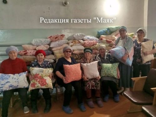 Жители села Буралы отправили бойцам 100 подушек