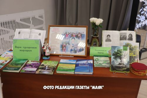 У азнакаевской поэтессы Сарвар Ханиповой вышел в свет девятый сборник