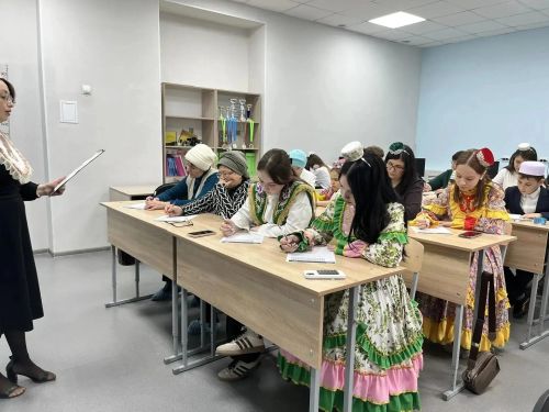 Педагоги, родители и школьники: в школе №8 проверили знание татарского языка