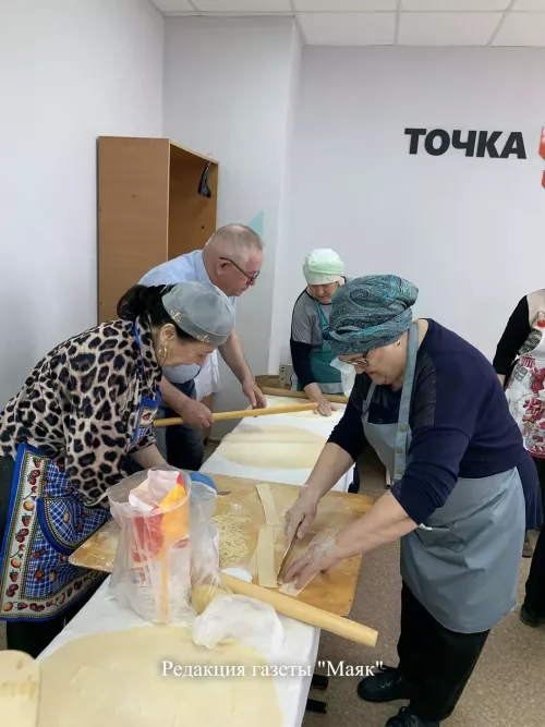 Нарезали лапшу с добрыми пожеланиями
