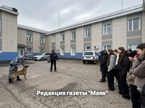 Азнакайда мәктәп укучылары полиция кинологлары эше белән танышты