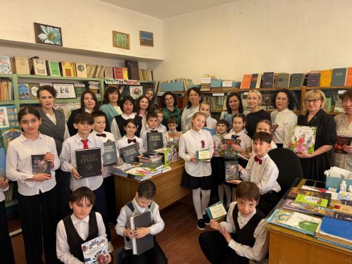 «Татнефть» хәйрия фонды Җиңү бистәсе мәктәбенә 442 китап бүләк итте