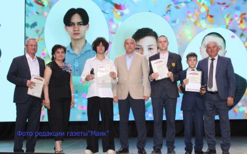 Азнакай районы башлыгы олимпиада җиңүчеләренә грантлар тапшырды