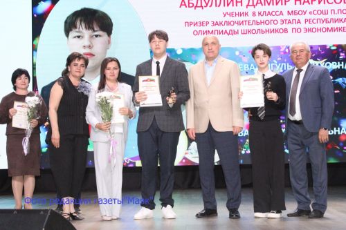 Азнакай районы башлыгы олимпиада җиңүчеләренә грантлар тапшырды