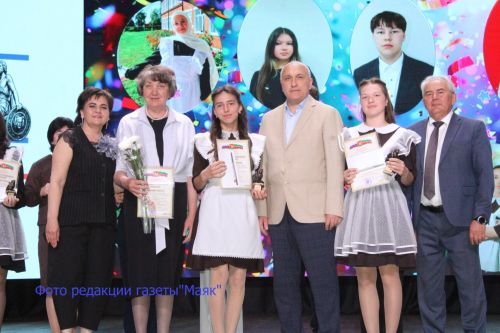 Азнакай районы башлыгы олимпиада җиңүчеләренә грантлар тапшырды